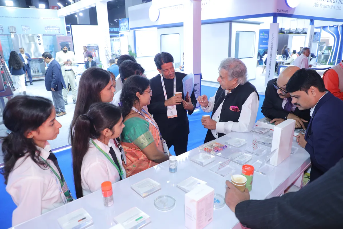 PHARMA MachTech Expo exhibition hall and attendee area